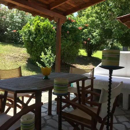 Vacation Queen Bed With Garden