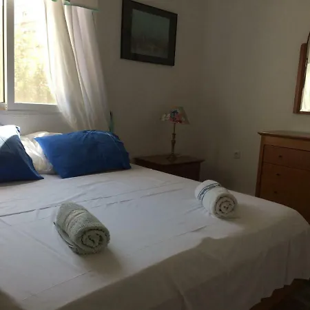 Vacation Queen Bed With Garden