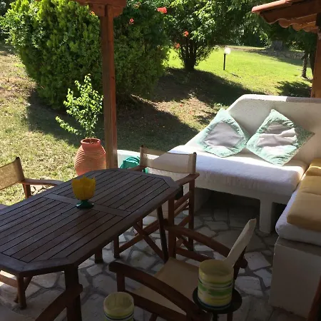 Vacation Queen Bed With Garden * Possidi